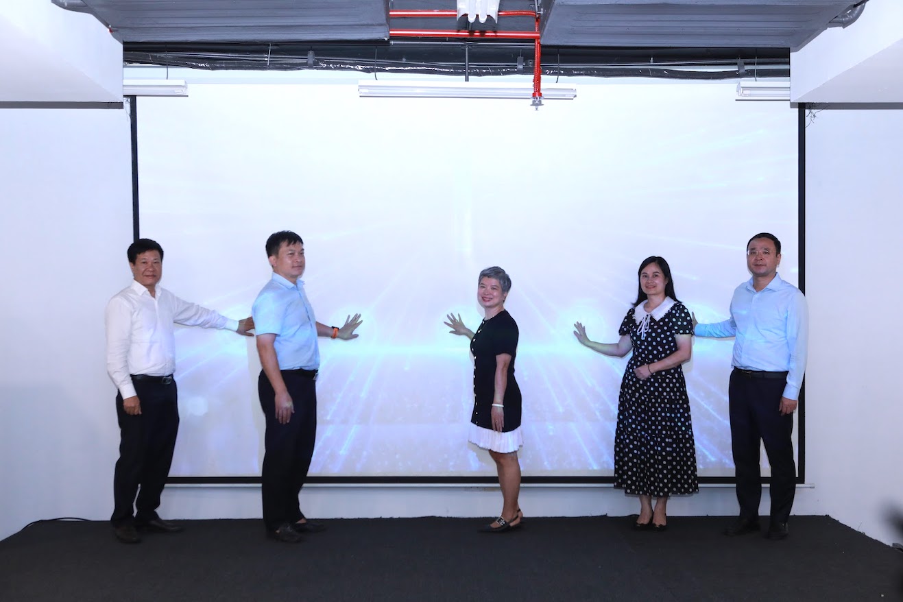 Các đại biểu thực hiện nghi thức phát động Cuộc thi thiết kế bài giảng về môi trường không khói thuốc năm 2026. Ảnh: BTC