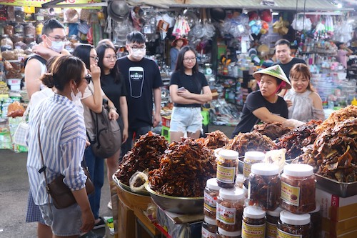 Da Nang reforzará la gestión de la seguridad alimentaria en los mercados nocturnos y la comida callejera. Foto: Mai Vy