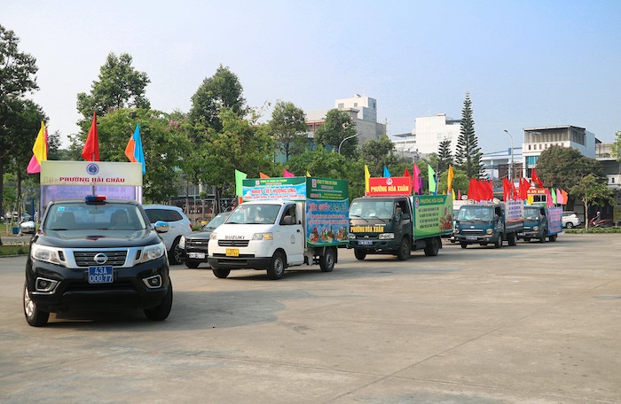 Các lực lượng đồng loạt ra quân tuyên truyền, kiểm tra tại các tuyến phố, khu vực tập trung đông cơ sở kinh doanh dịch vụ ăn uống và thức ăn đường phố. Ảnh: UBND TP Đà Nẵng