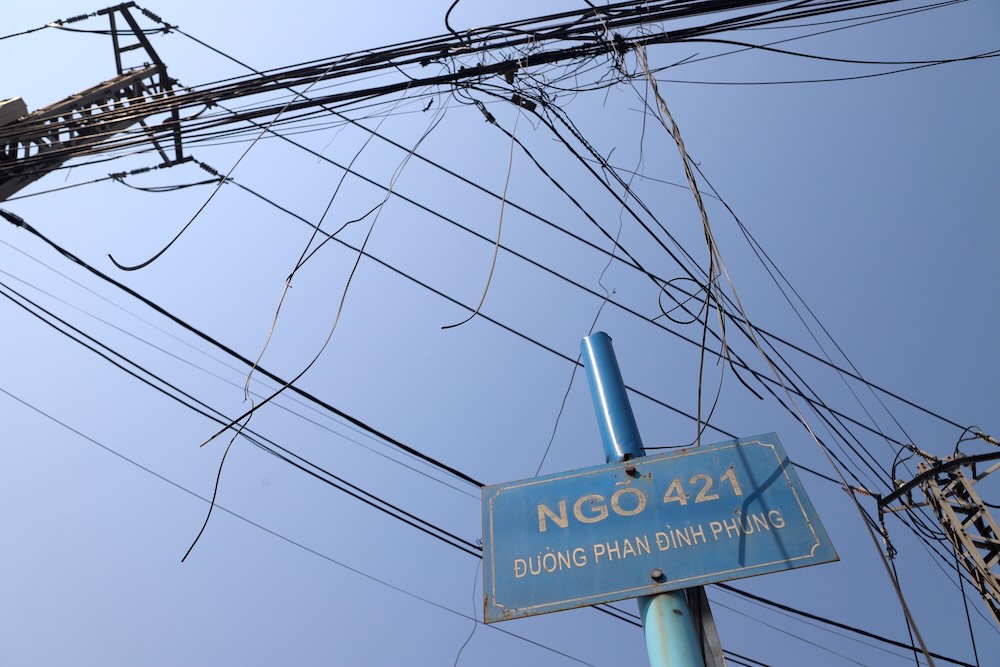 クアンチ省の通路を横切る重複する通信回線に不安。写真:グエン・ルアン