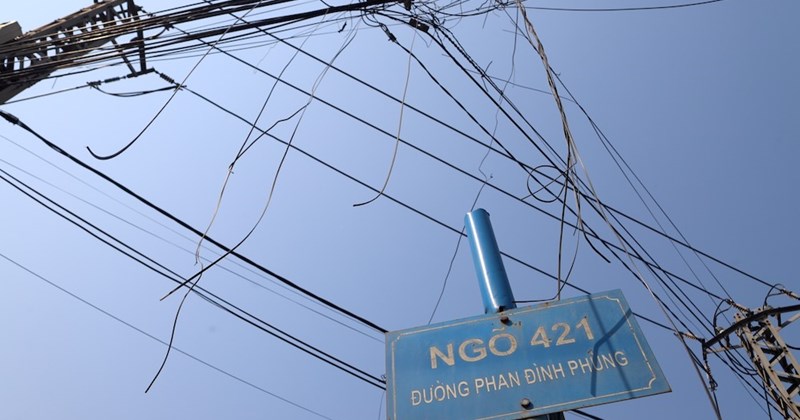 Quảng Trị: Lo ngại đường dây điện, viễn thông chằng chịt