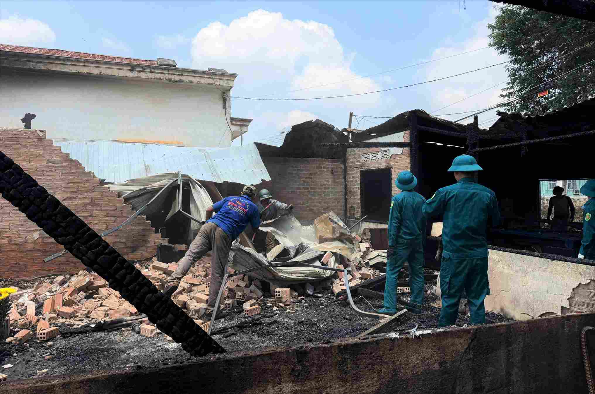 Sáng 15.4, các lực lượng có mặt hỗ trợ gia đình khắc phục hậu quả vụ hỏa hoạn. Ảnh: Phúc Khánh