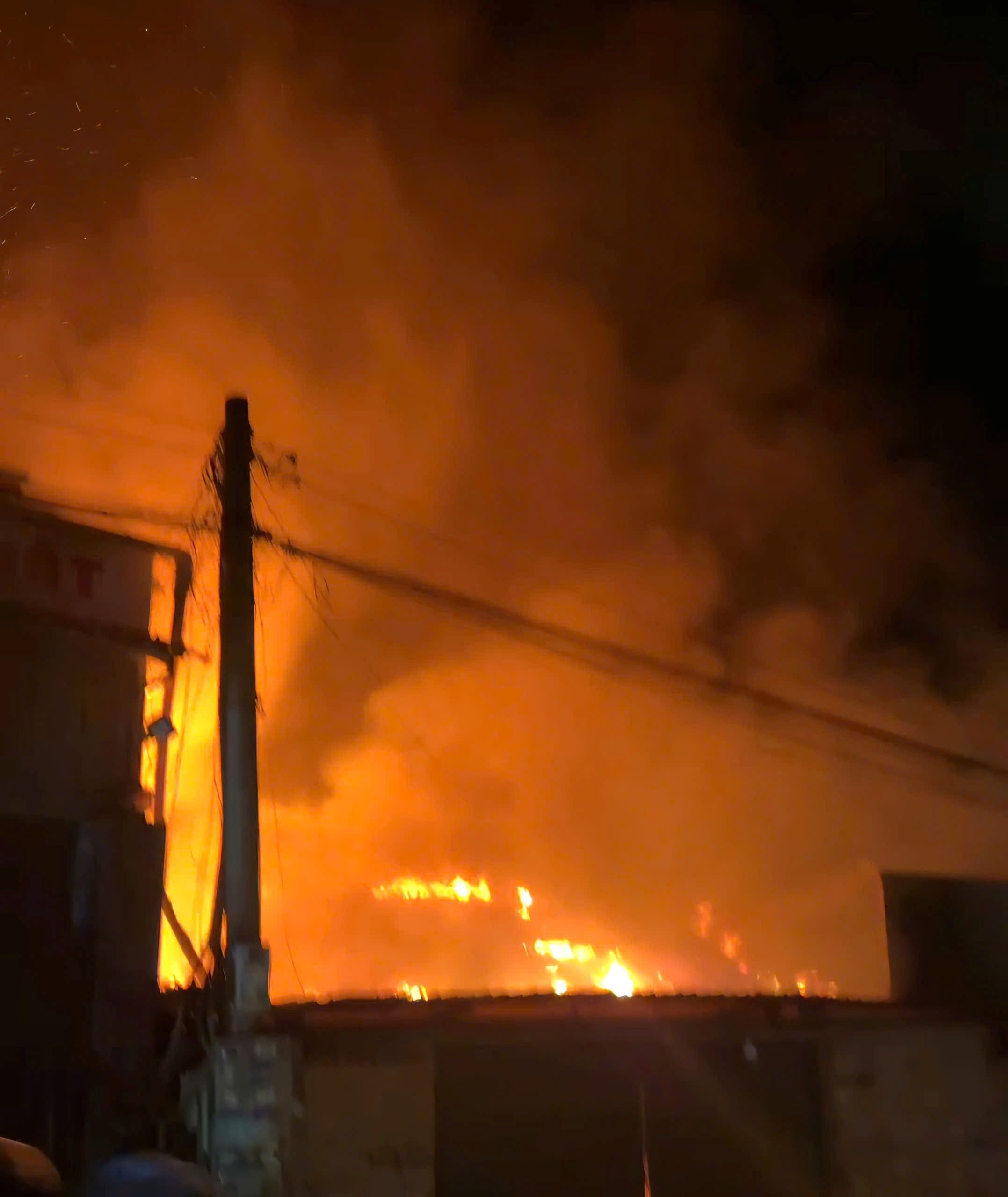 The fire broke out and engulfed the grocery store. Photo: Vo Doan