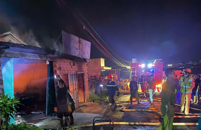 Các lực lượng tập trung dập lửa khống chế vụ cháy. Ảnh: Võ Đoan