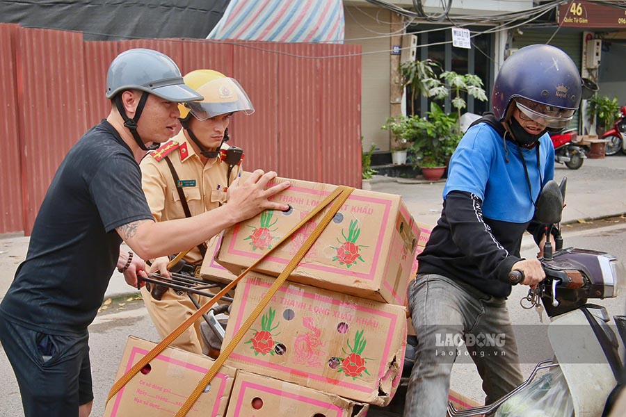 CSGT hỗ trợ người dân gặp sự cố trên đường. Ảnh: Thế Kỷ
