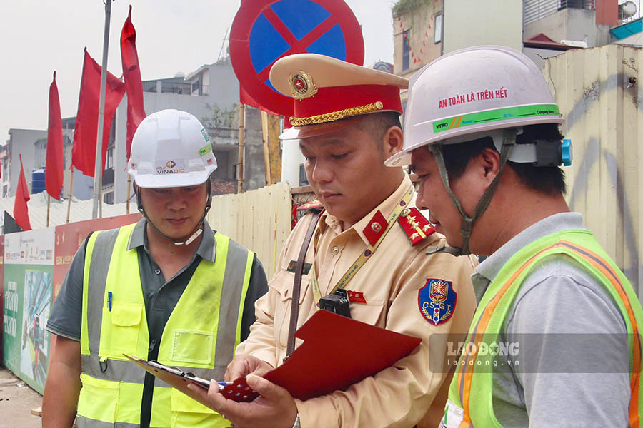 Lực lượng chức năng làm việc với các đơn vị thi công. Ảnh: Thế Kỷ