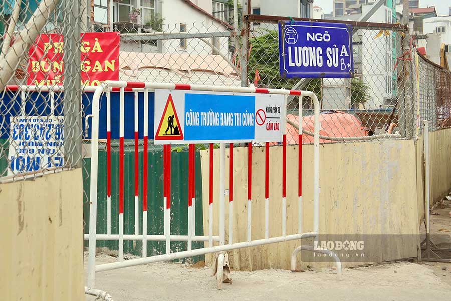 Rất nhiều lô cốt “mọc” lên trên đường phục vụ thi công các công trình trọng điểm. Ảnh: Thế Kỷ