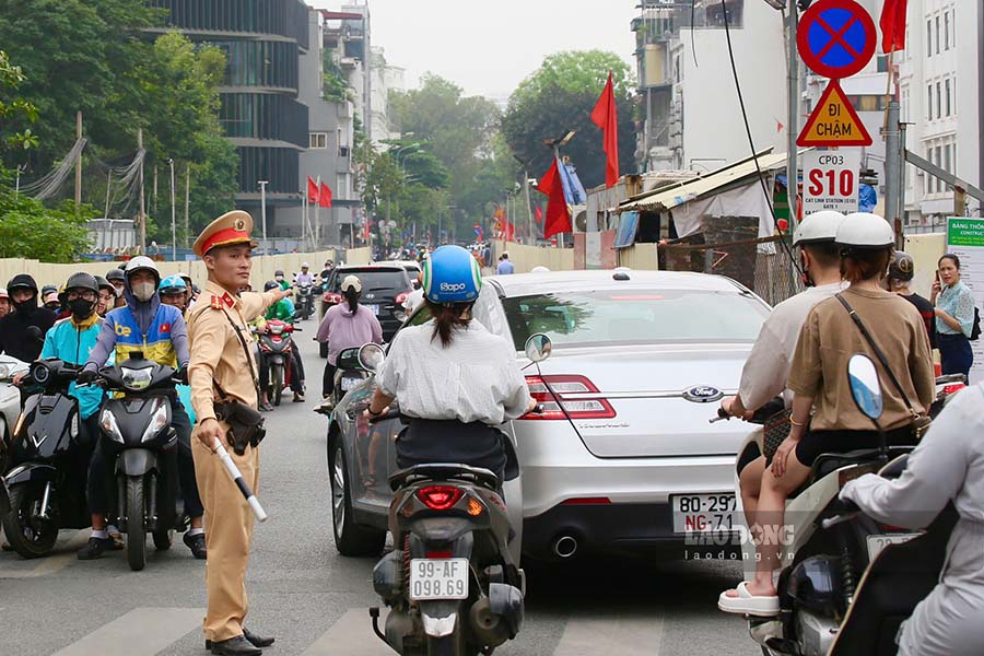CSGT điều tiết giao thông tại khu vực thi công ga ngầm metro Nhổn - ga Hà Nội. Ảnh: Thế Kỷ