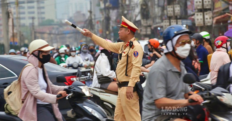 Cảnh sát giao thông Hà Nội căng mình chống ùn tắc do các dự án lớn