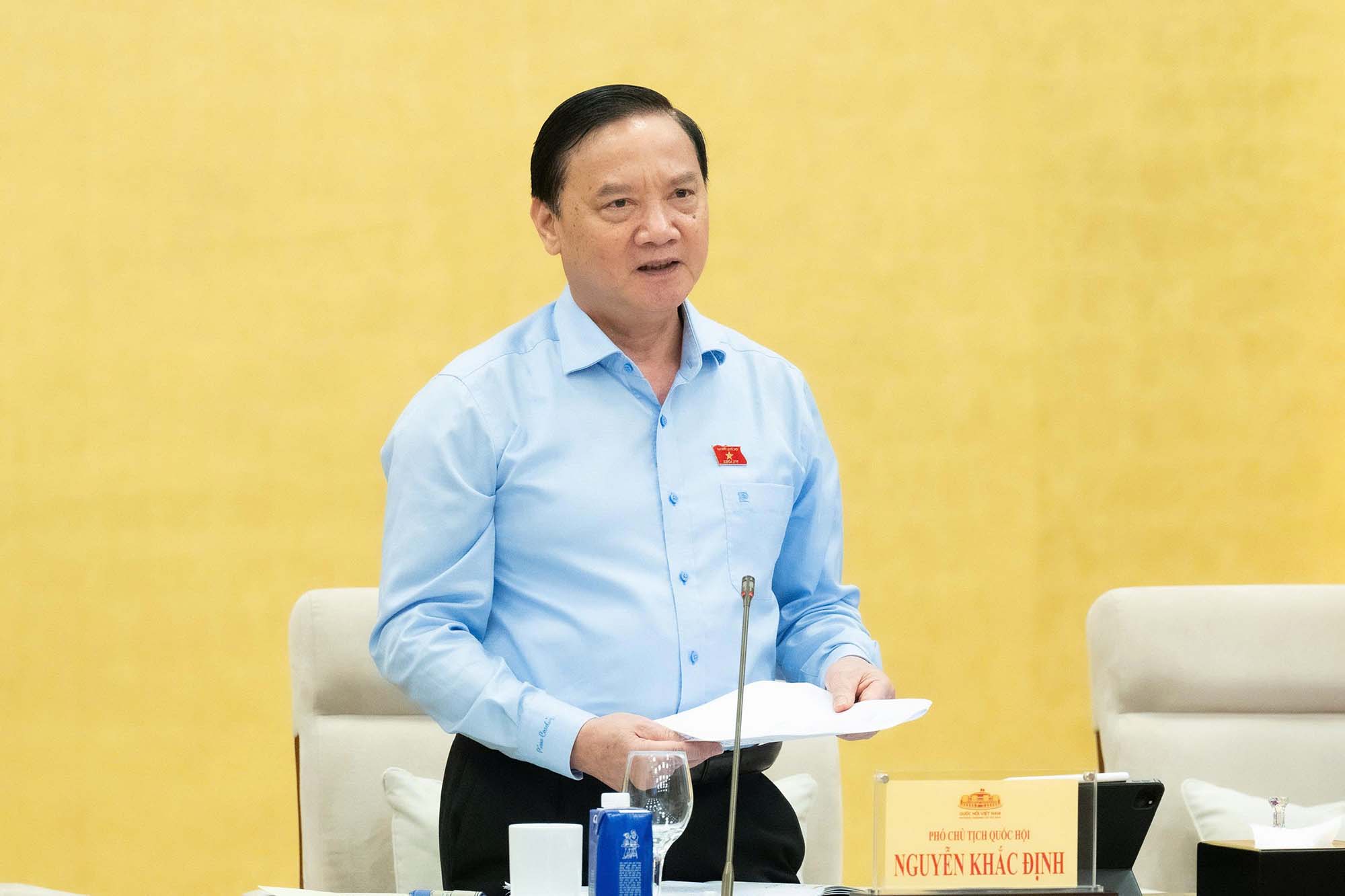 Vice Chairman of the National Assembly Nguyen Khac Dinh requested the Government to clarify the clearly defined authority of the Chairman of the People's Committee issued in Resolution No. 02-NQ/TW. Photo: Quochoi. vn