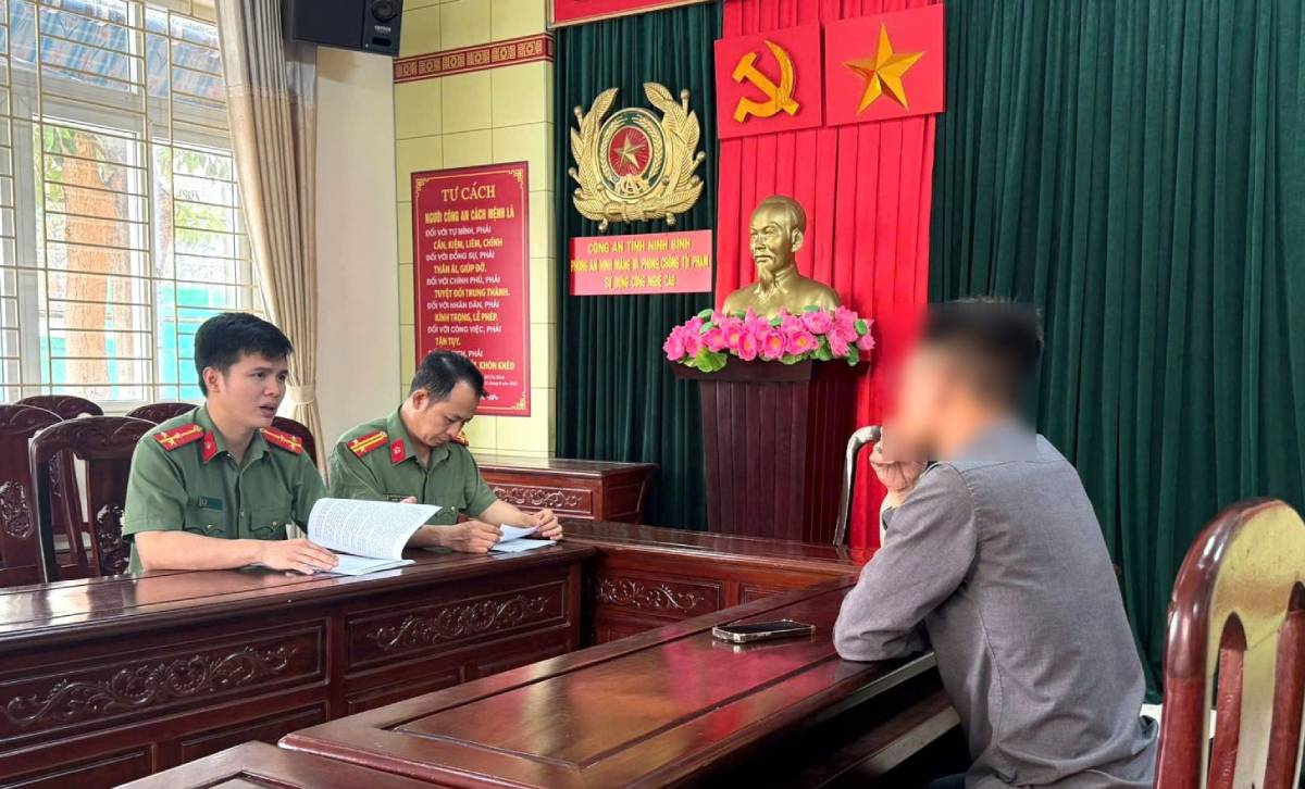 Phòng An ninh mạng và phòng, chống tội phạm sử dụng công nghệ cao làm việc với ông P.V.B. Ảnh: Công an Ninh Bình