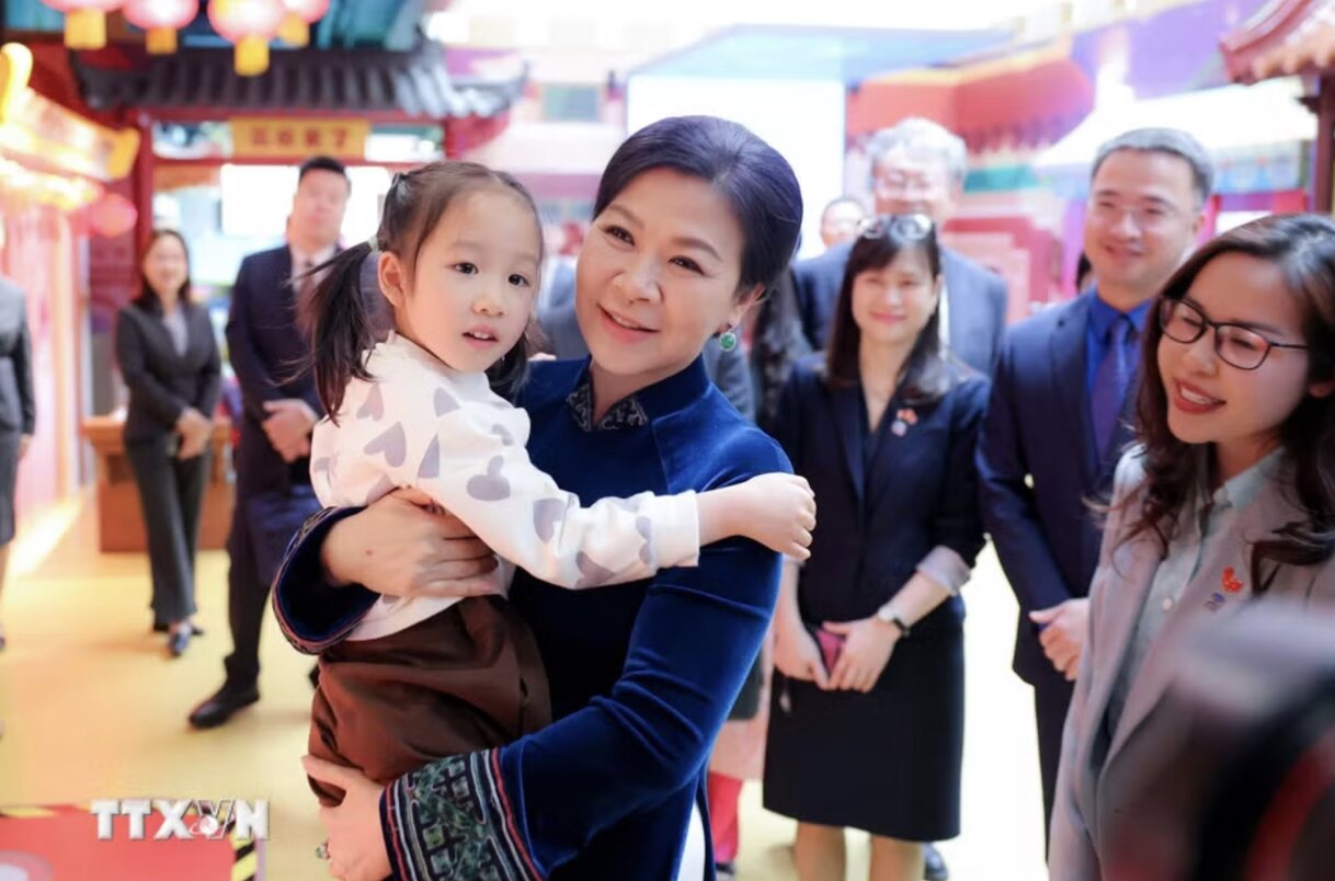 La Sra. Ngo Phuong Ly con niños en el Centro de Intercambio Científico y Cultural Juvenil Tong Khanh Linh. Foto: TTXVN