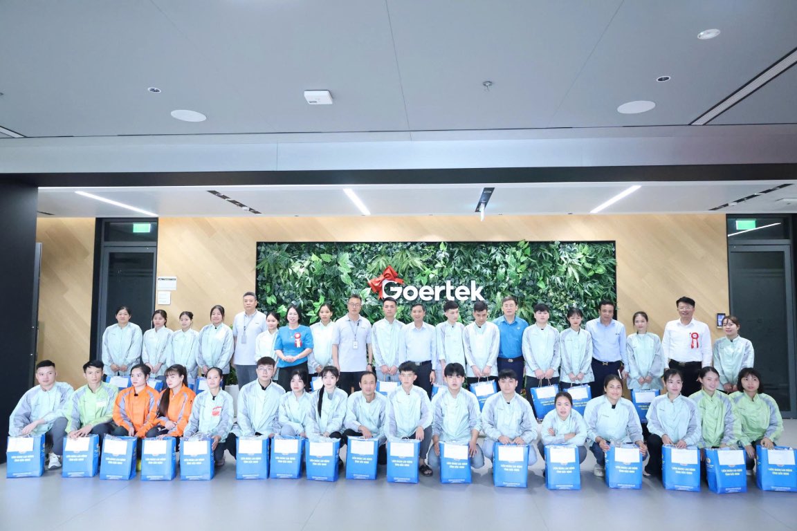 The working delegation presents gifts to workers. Photo: Quyet Chien