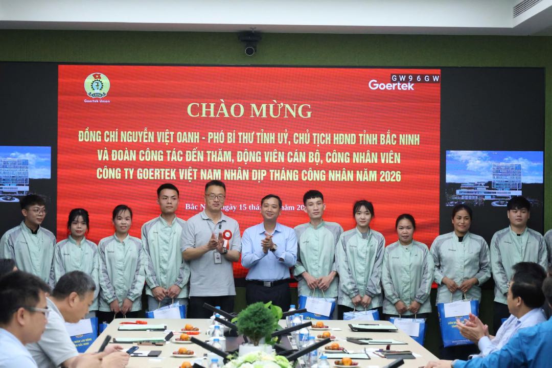 Đồng chí Nguyễn Việt Oanh tặng quà cho công nhân lao động. Ảnh: Quyết Chiến 