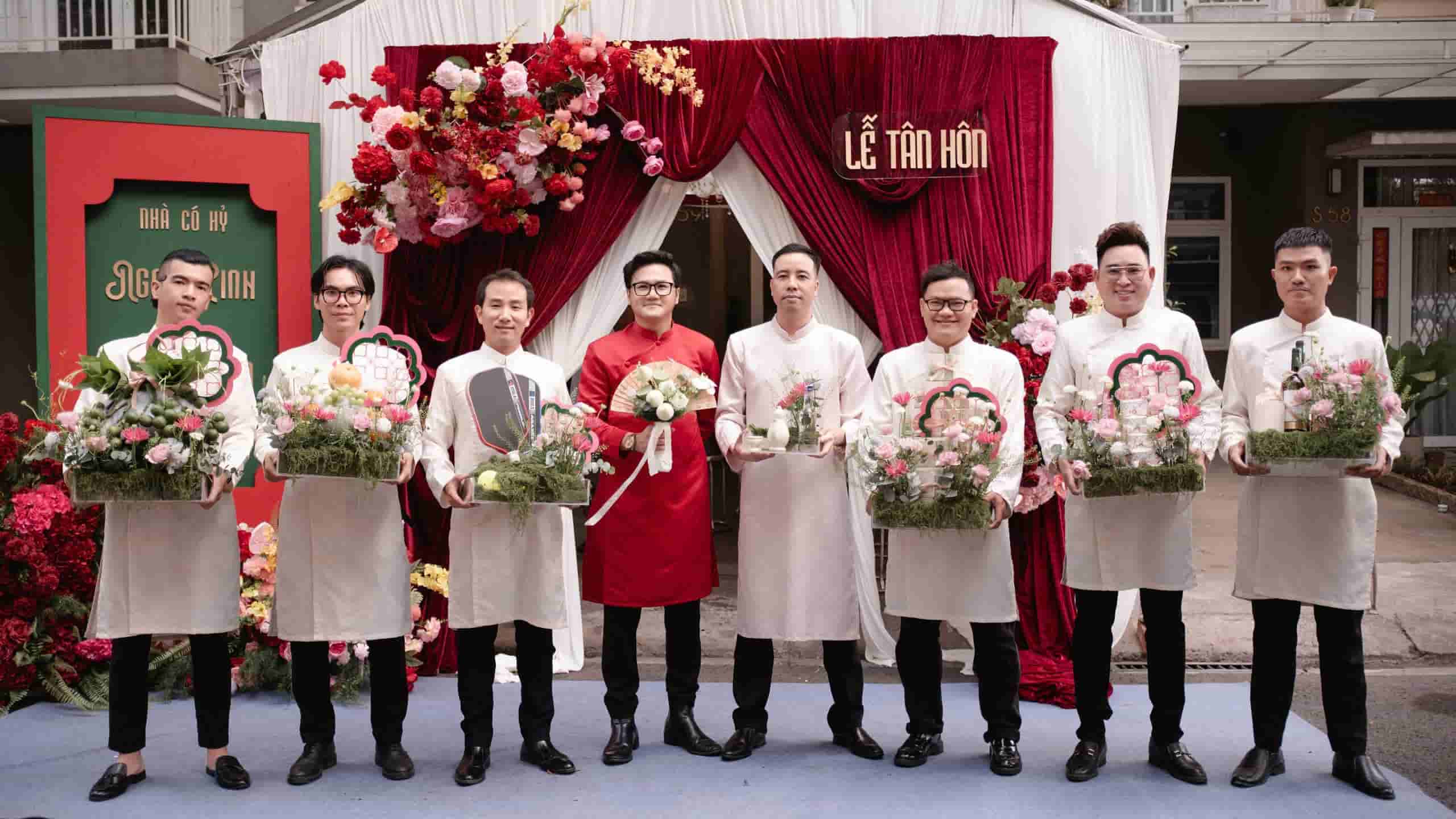 Mâm tráp rước dâu thu hút chú ý với câu chuyện pickleball của cặp đôi. Ảnh: NVCC