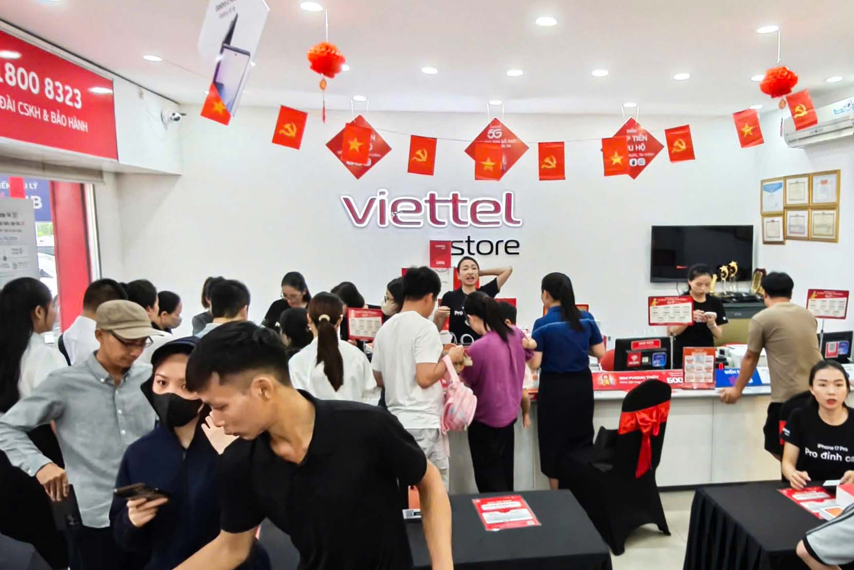 Các điểm giao dịch của Viettel Store hỗ trợ khách hàng xác thực thuê bao. Ảnh: HV