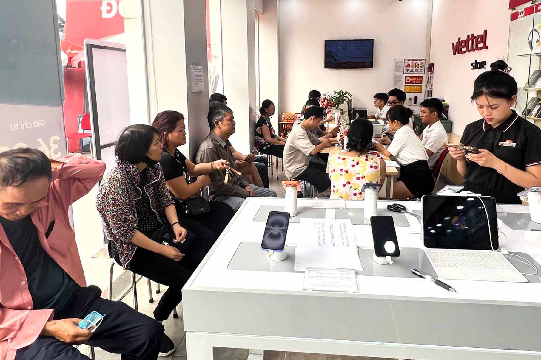 Khách hàng trực tiếp đến các điểm hỗ trợ xác thực thông tin thuê bao chủ yếu là người cao tuổi. Ảnh: HV