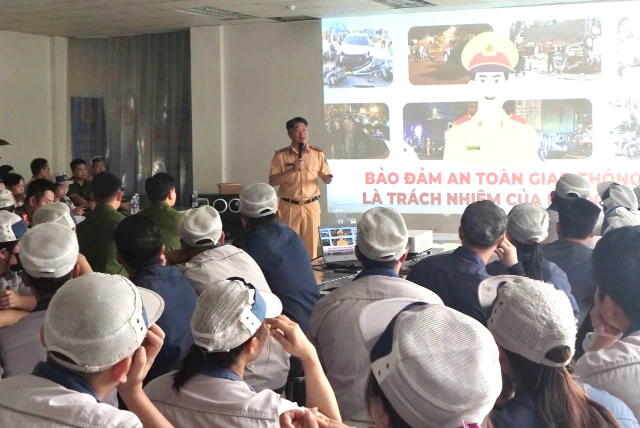 An Hung Traffic Police Station and An Phong Commune Police propagate traffic safety to nearly 350 workers in An Duong Industrial Park. Photo: Hai Phong Police