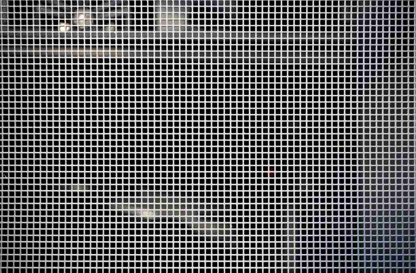 Window blinds with long-term dust reduce visibility and air circulation. Photo: Thuy Duong