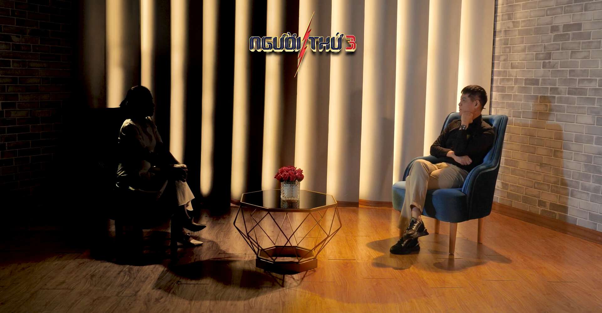 La Sra. H le contó al director Lê Hoàng sobre la infidelidad de su marido. Foto: Jet proporcionada.