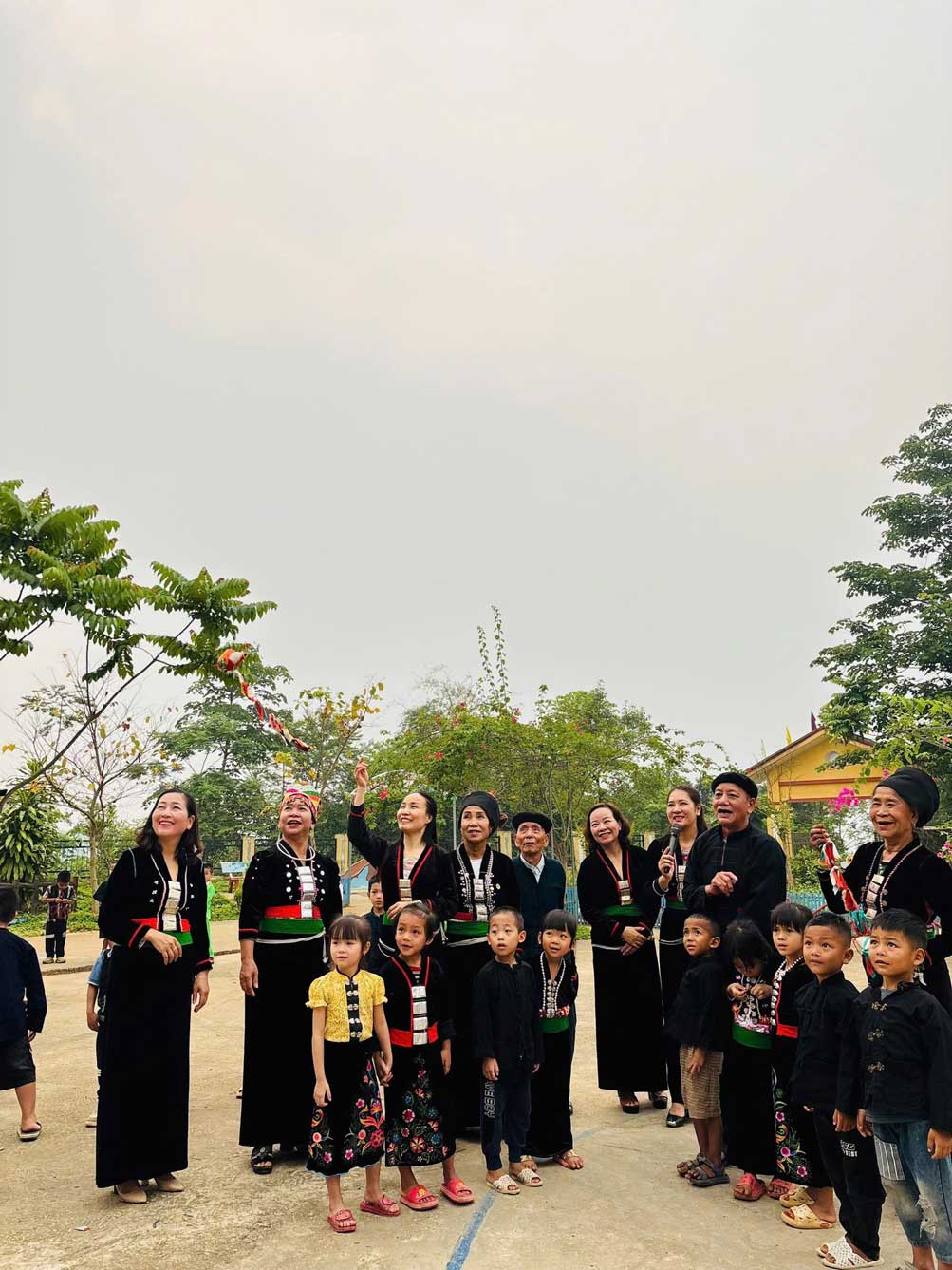 Trẻ mầm non Nậm Tộc hào hứng tham gia trò chơi ném còn cùng các nghệ nhân Khơ Mú.