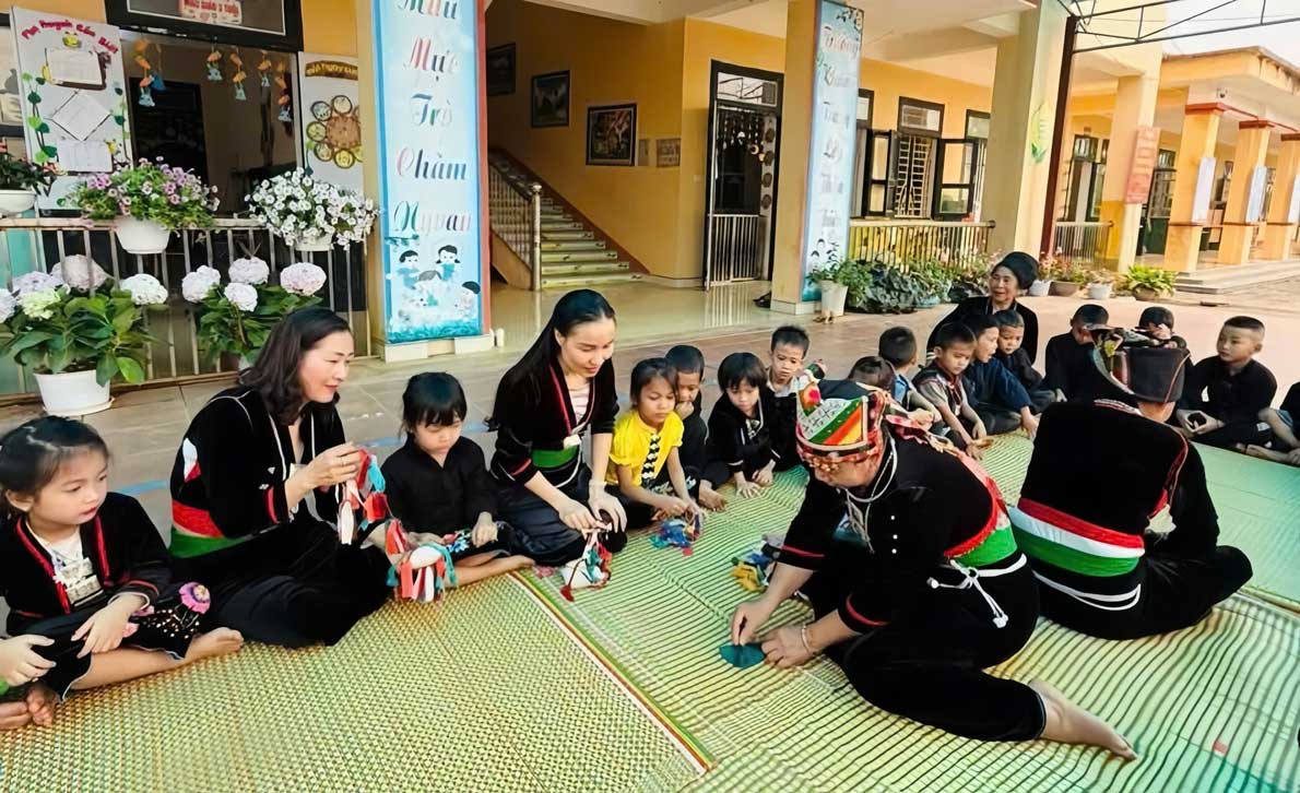 Nghệ nhân hướng dẫn trẻ tìm hiểu ý nghĩa và cách làm còn trong sinh hoạt văn hóa truyền thống. Ảnh: Nghĩa Lộ Hôm Nay