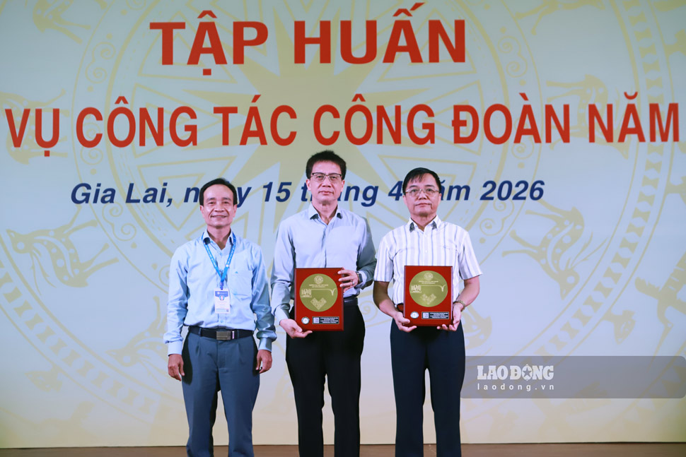 Đại diện Trường Đại học Quy Nhơn tặng quà lưu niệm. Ảnh: Hoài Phương