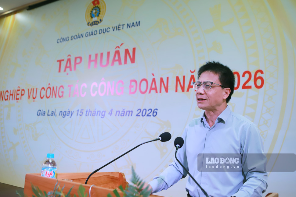 TS. Nguyễn Ngọc Ân - Chủ tịch Công đoàn Giáo dục Việt Nam - chia sẻ tại buổi tập huấn. Ảnh: Hoài Phương