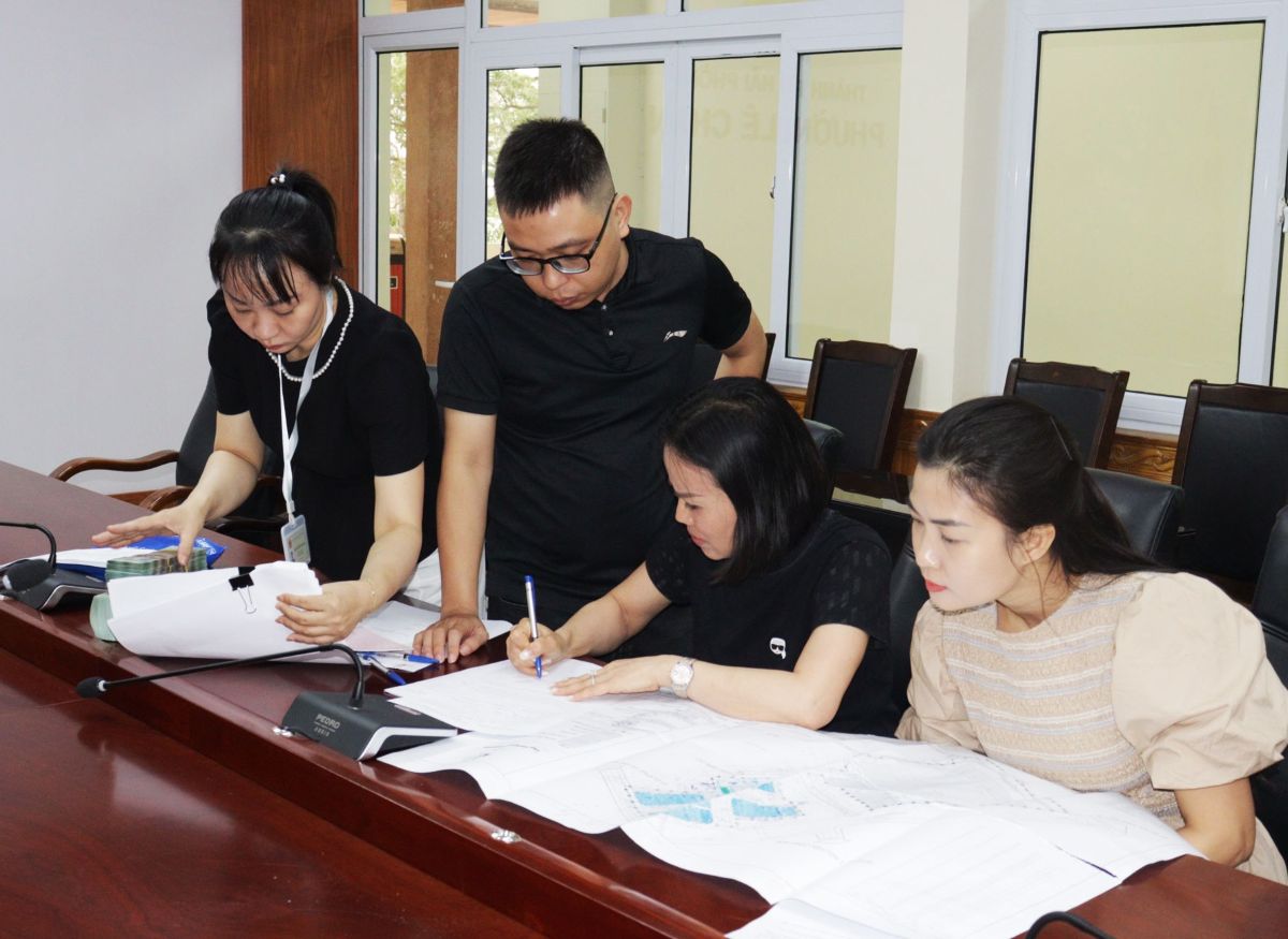 Hộ dân cuối cùng ký nhận tiền chi trả. Ảnh: Cổng TTĐT Hải Phòng