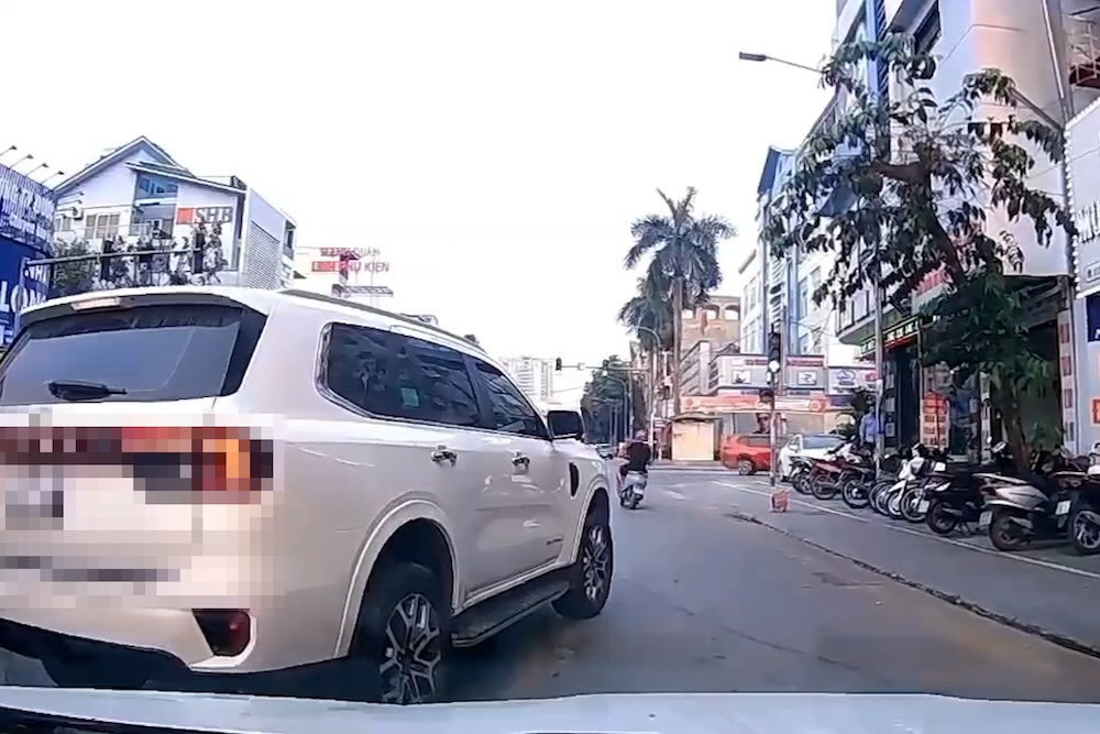 Sanciones para conductores que adelantan imprudentemente y propietarios de vehículos con matrículas incorrectas en Thanh Hoa. Foto: Policía de la provincia de Thanh Hoa