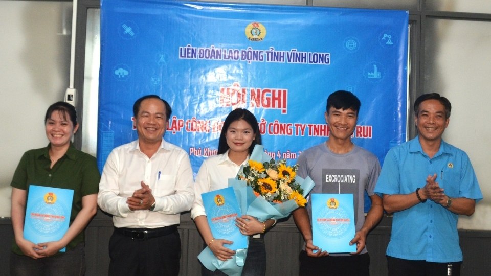 Vinh Long Provincial Labor Federation awarded the decision to establish and appoint the Executive Committee of the grassroots Trade Union of Yun Rui Co., Ltd. Photo: Hoang Loc