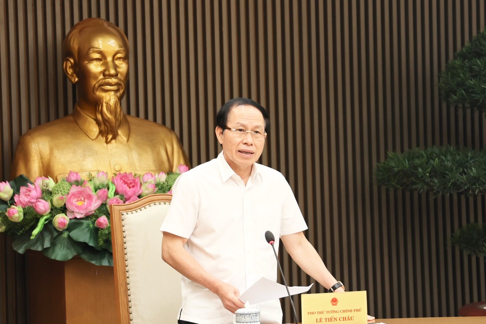 党中央委員、レ・ティエン・チャウ副首相は、教科書セットの品質を早期に改善するよう要請しました。写真:VGP