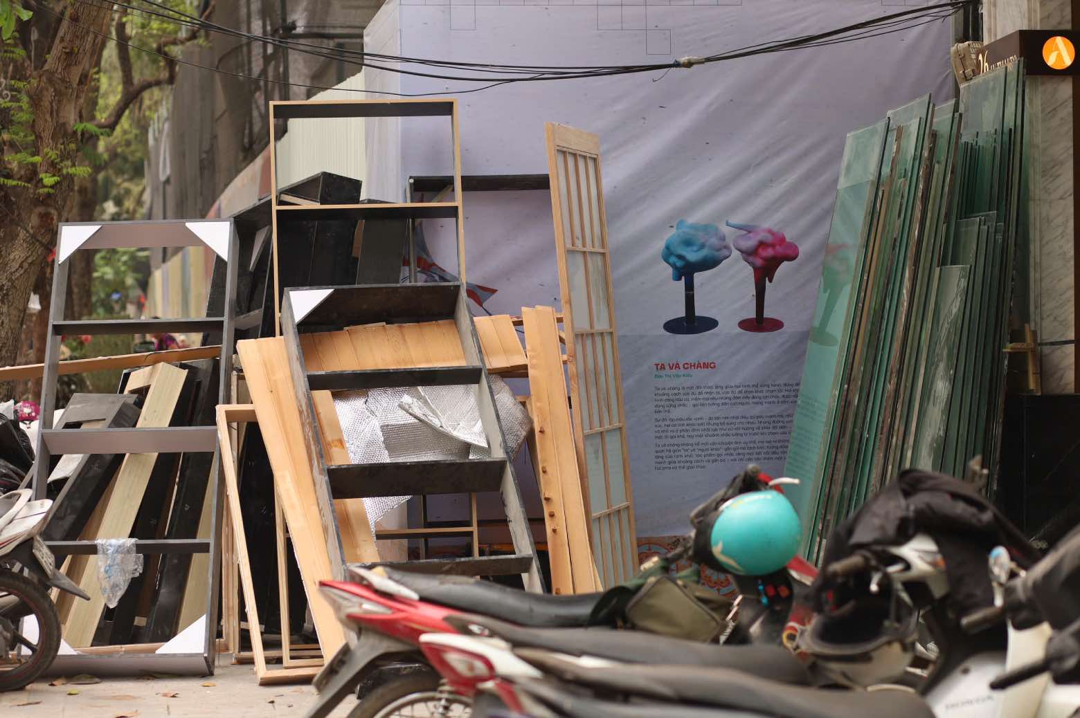 Công trình, vật liệu và thiết bị tháo dỡ bên ngoài khu vực thi công. Ảnh: Kim Thủy