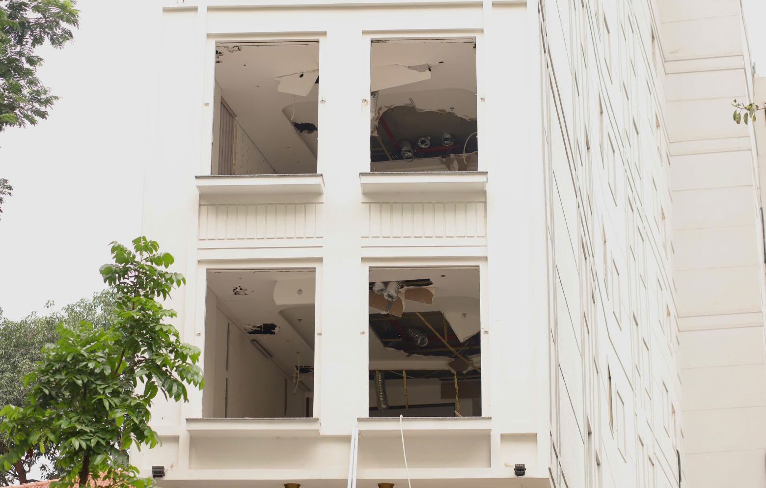 Khách sạn lộ dần kết cấu bên trong khi công nhân tiếp tục dọn dẹp các hạng mục còn lại. Ảnh: Kim Thủy