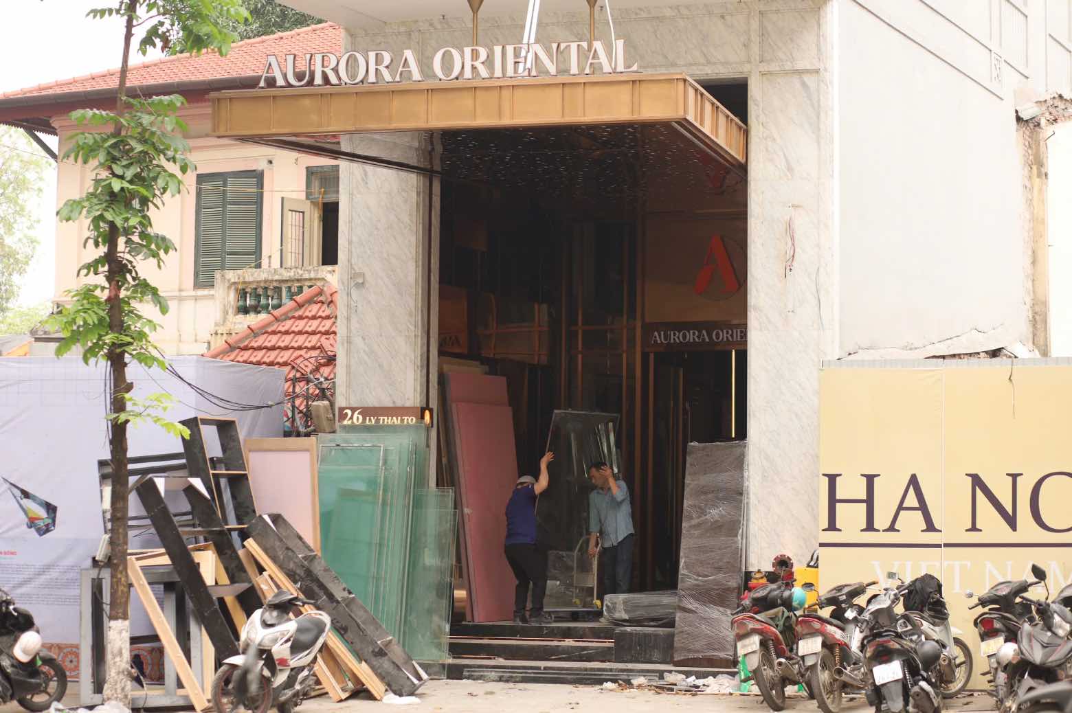 Công nhân liên tục vận chuyển đồ đạc, thiết bị từ bên trong khách sạn 9 tầng ra ngoài trong quá trình tháo dỡ. Ảnh: Kim Thuỷ