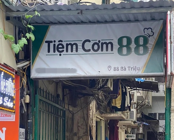 El distrito de Cua Nam emitió una decisión para cerrar temporalmente la tienda de arroz 88 debido a violaciones de seguridad alimentaria. Foto: Trieu Duong