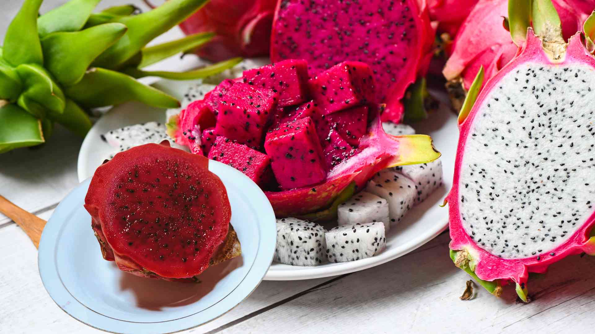 Eating dragon fruit in the morning helps stimulate bowel movements and support better digestion. Graphic photo: Huong Son