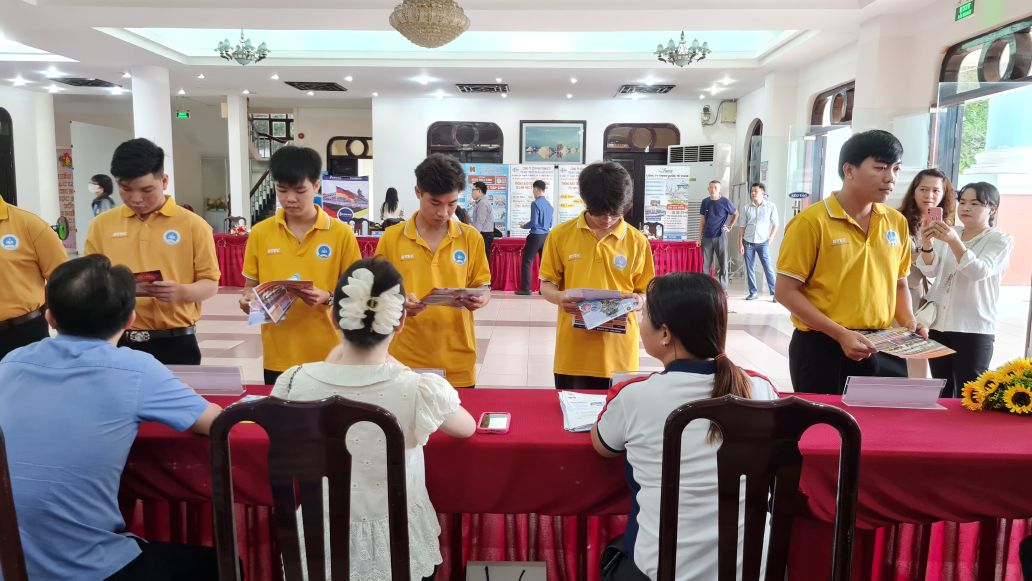 カマウ省は、労働輸出に関する相談や就職紹介を定期的に開催しています。写真:ニャット・ホー