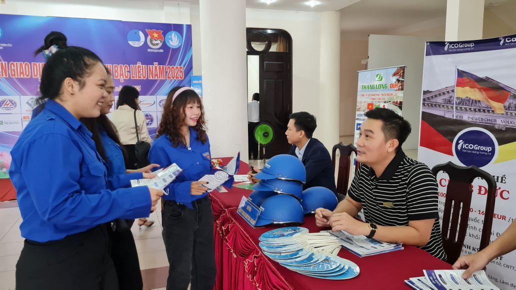 Tư vấn việc làm, xuất khẩu lao động cho thanh niên tại Cà Mau. Ảnh: Nhật Hồ.