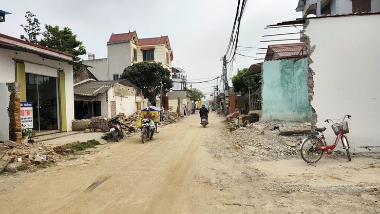 Dự án tuyến đường từ chợ Sẽ đi Đồng Lạc, tỉnh lộ 429 là công trình có vai trò đặc biệt quan trọng trên địa bàn xã. Ảnh: Lê Hân