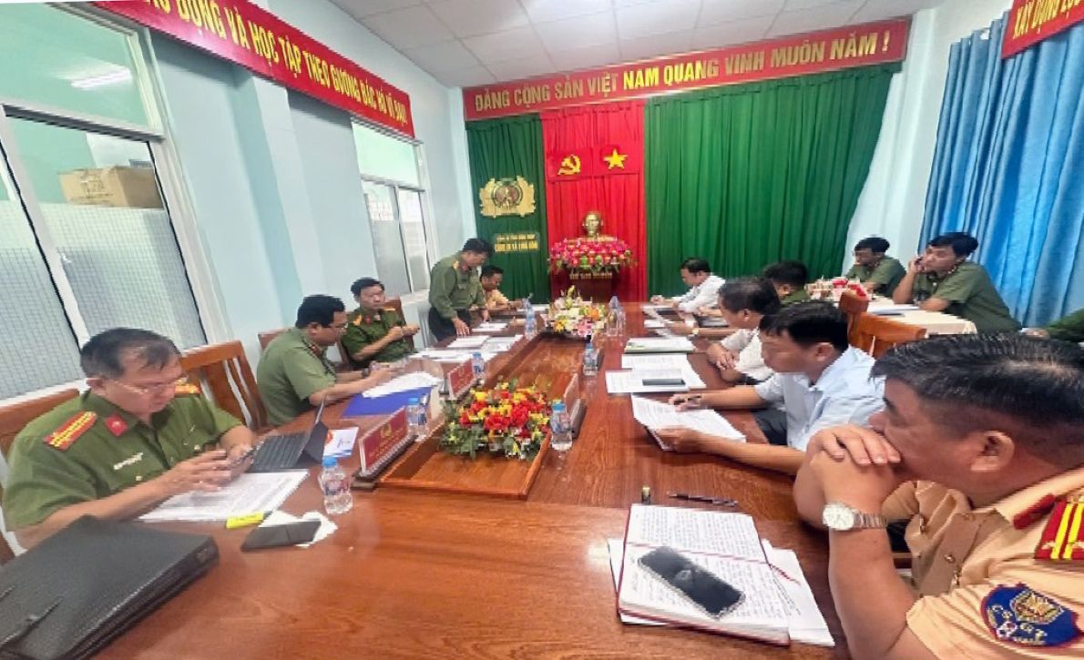 Quang cảnh buổi họp triển khai biện pháp xử lý nạn khai thác trái phép đất mặt ruộng. Ảnh: Công an tỉnh Đồng Tháp