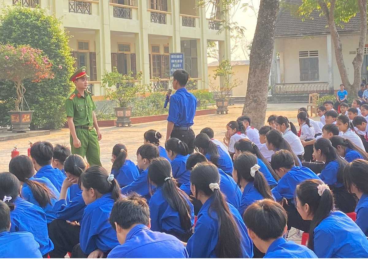 La policía comunal coordina la propaganda legal para los estudiantes. Foto: Mai Ngan