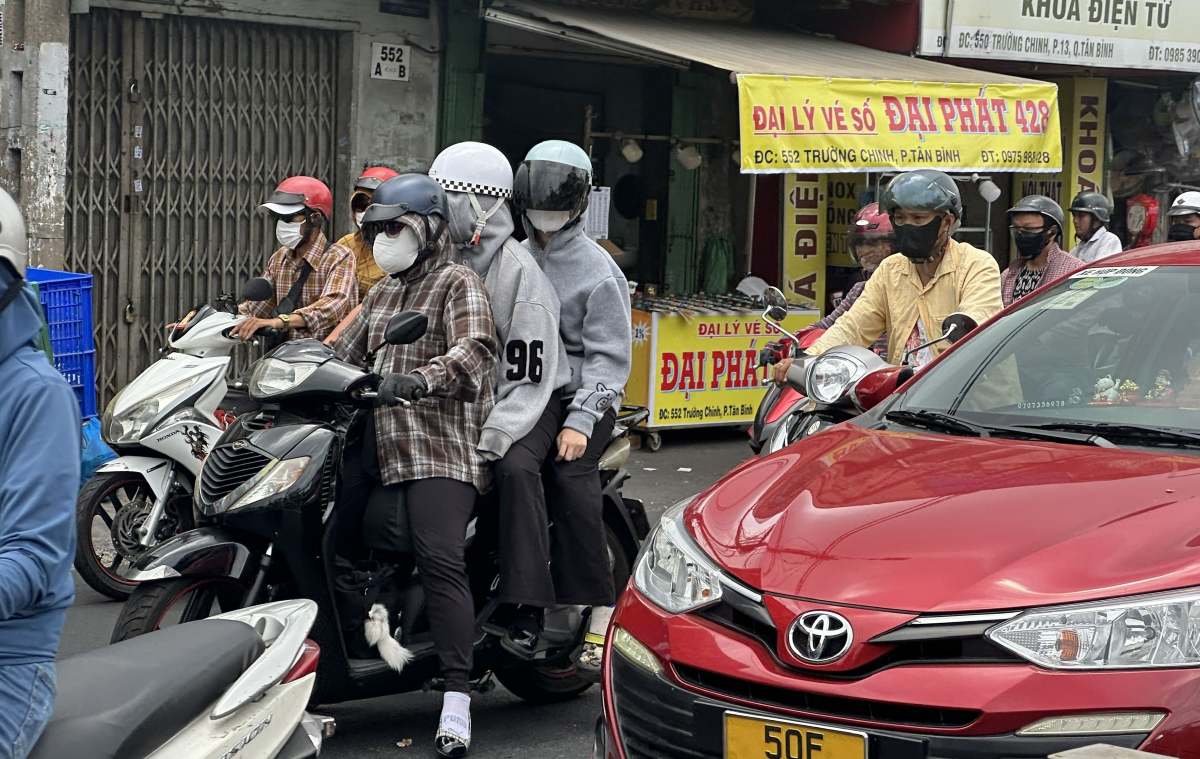 Tuyến đường Trường Chinh có mật độ phương tiện lưu thông cao, trời nóng kèm theo không có cây xanh khiến người đi đường thấy mệt mỏi khi di chuyển. Ảnh: Mai Anh