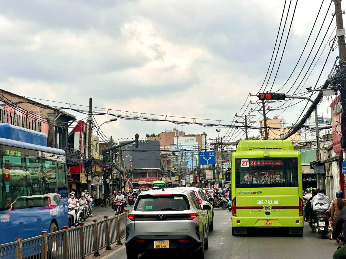 Ghi nhận đường Trường Chinh vào khoảng 10h30 (19.4), thời tiết oi bức và không có cây xanh. Ảnh: Mai Anh