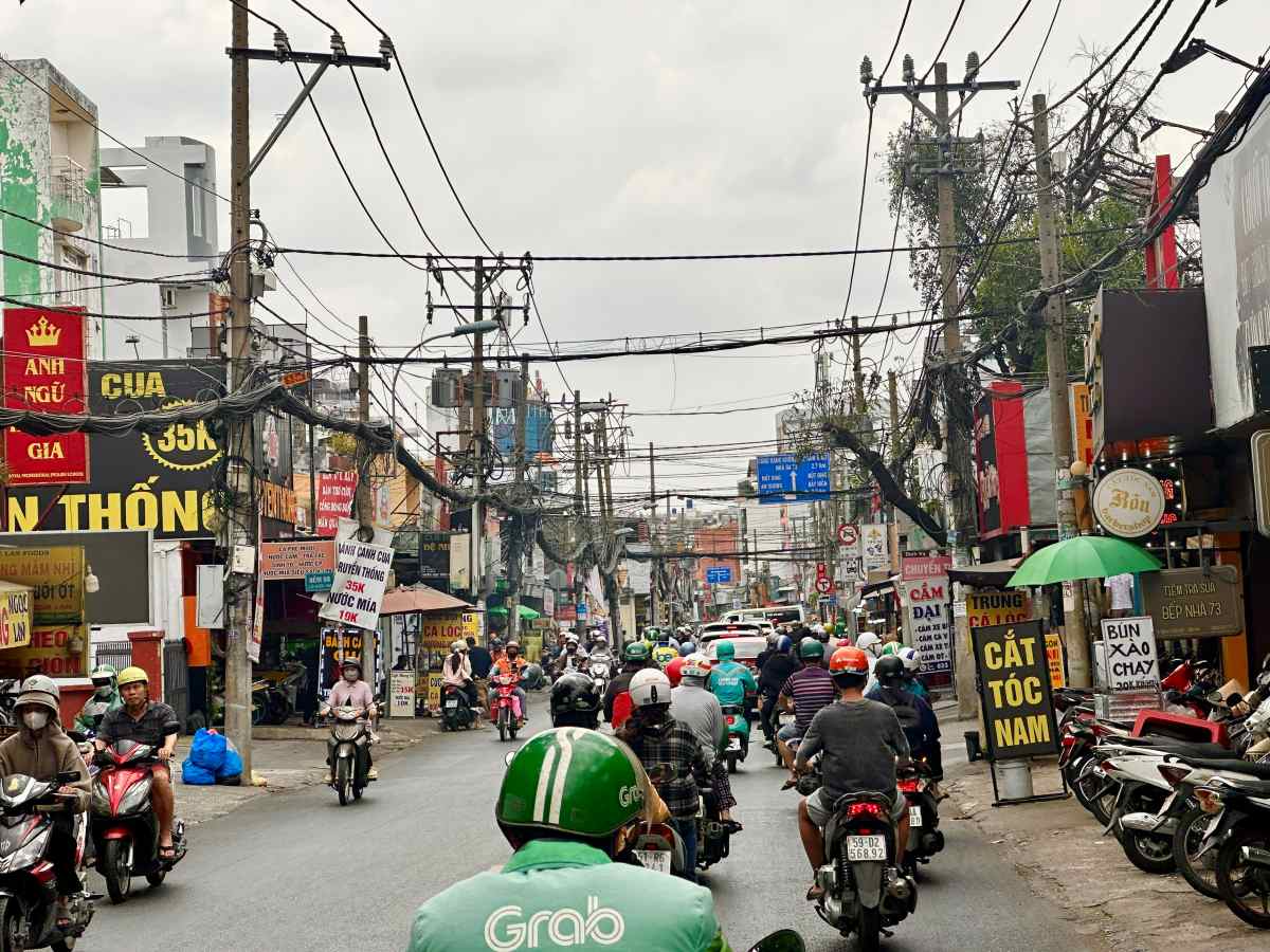 Đường Tân Kỳ Tân Quý (đoạn hướng về Cộng Hòa) ghi nhận vào khoảng 11h trời nóng bức, hai bên đường không có hàng cây xanh. Ảnh: Mai Anh