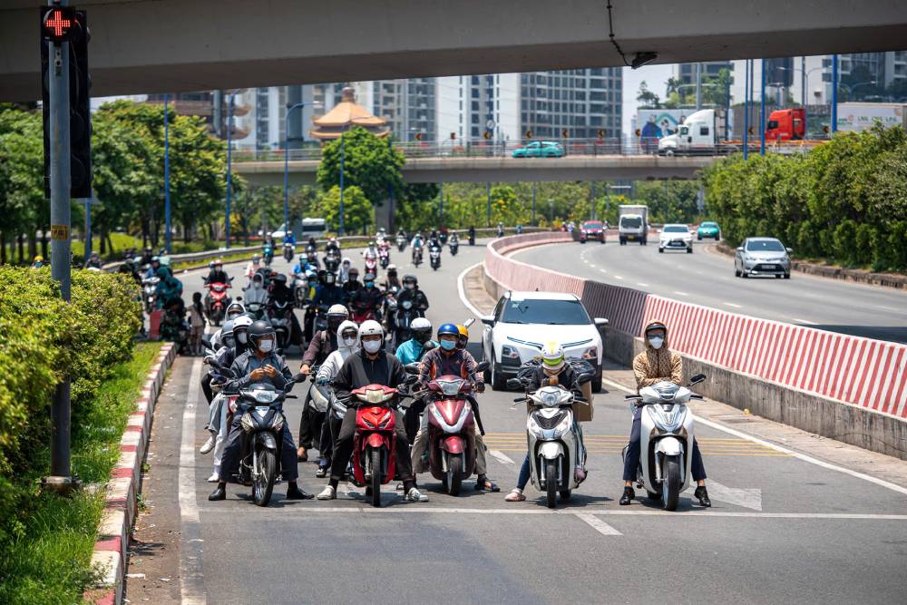 Một số điểm trên Đại lộ Võ Nguyên Giáp có mật độ cây xanh chưa đồng đều, đặc biệt ở các đoạn gần cầu Sài Gòn và ngã tư Thủ Đức. Ảnh: Mai Anh. 