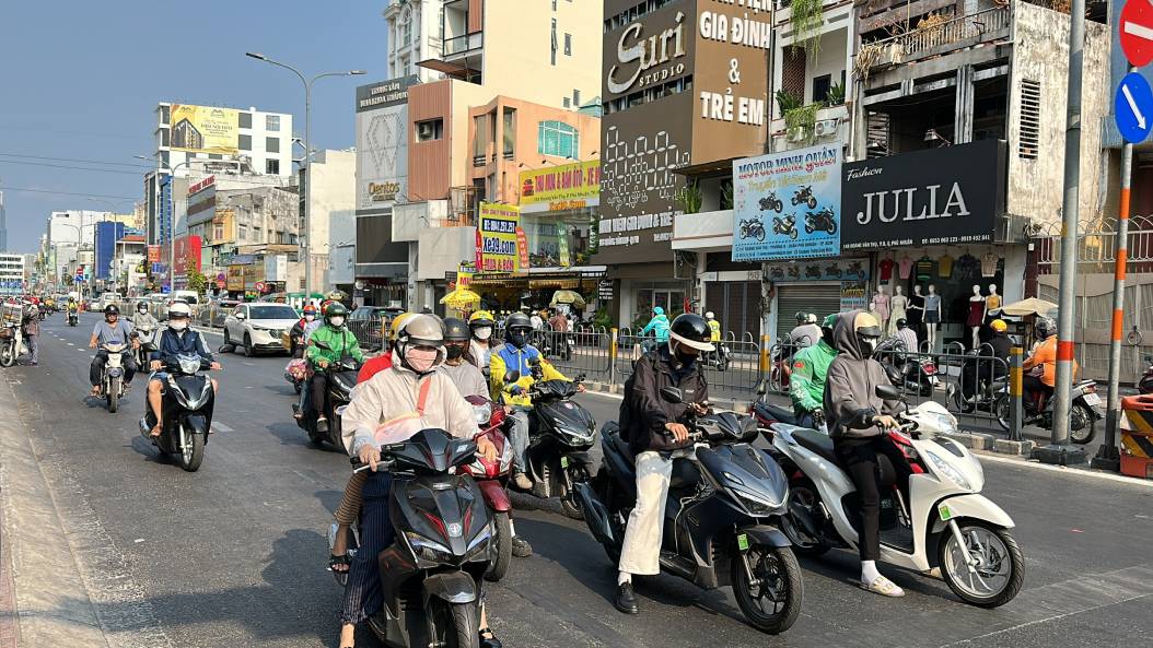 Trong ảnh, đoạn Phan Đăng Lưu – Hoàng Văn Thụ (phường Phú Nhuận) đông người lưu thông nhưng thiếu cây xanh nên rất oi bức. Ảnh: Mai Anh