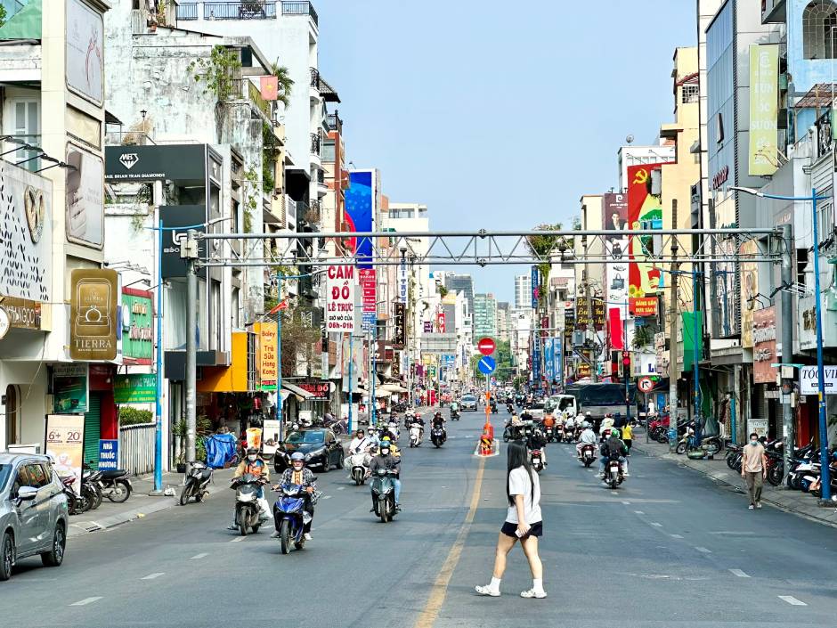 Hai bên đường đoạn Hai Bà Trưng - Phan Đình Phùng (phường Cầu Kiệu) ghi nhận không có cây xanh nào. Ảnh: Mai Anh.