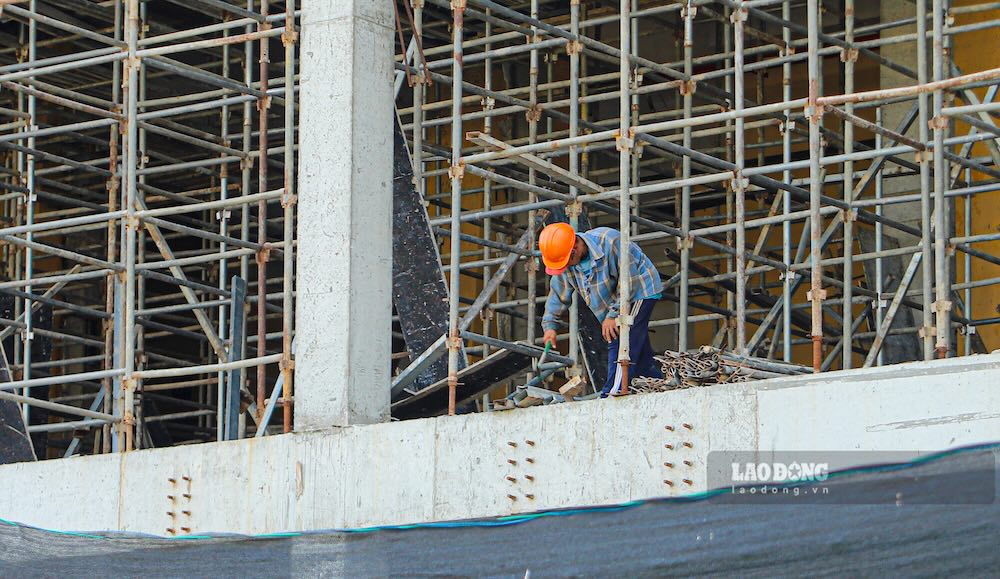 Dưới điều kiện thời tiết nắng nóng gay gắt những ngày tháng 4, công nhân vẫn bám công trường từ sáng sớm đến chiều muộn.