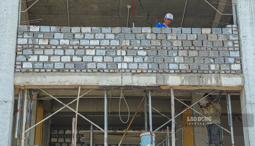 Để đáp ứng yêu cầu này, nhà thầu đang huy động hơn 100 công nhân cùng nhiều máy móc, thiết bị chuyên dụng, tổ chức thi công tăng ca, tăng kíp, tập trung vào các hạng mục trọng điểm.